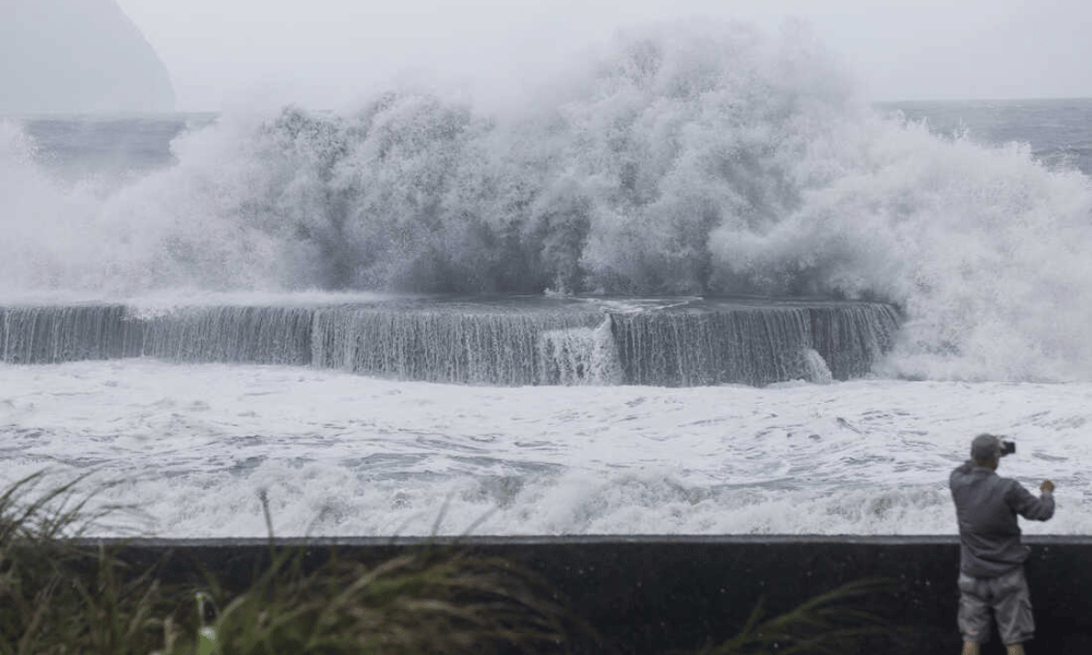 Taiwan suspends work, transport and classes as Typhoon Haikui slams into the island - Economydiary